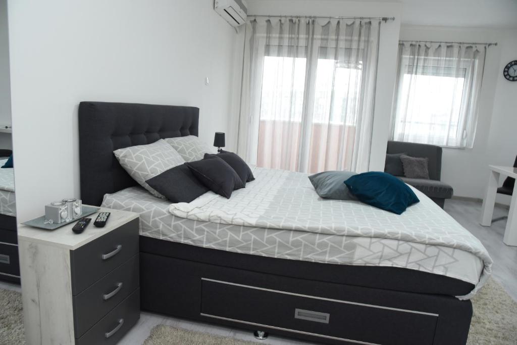 Postel nebo postele na pokoji v ubytování Apartmani Sofronic Loznica 2