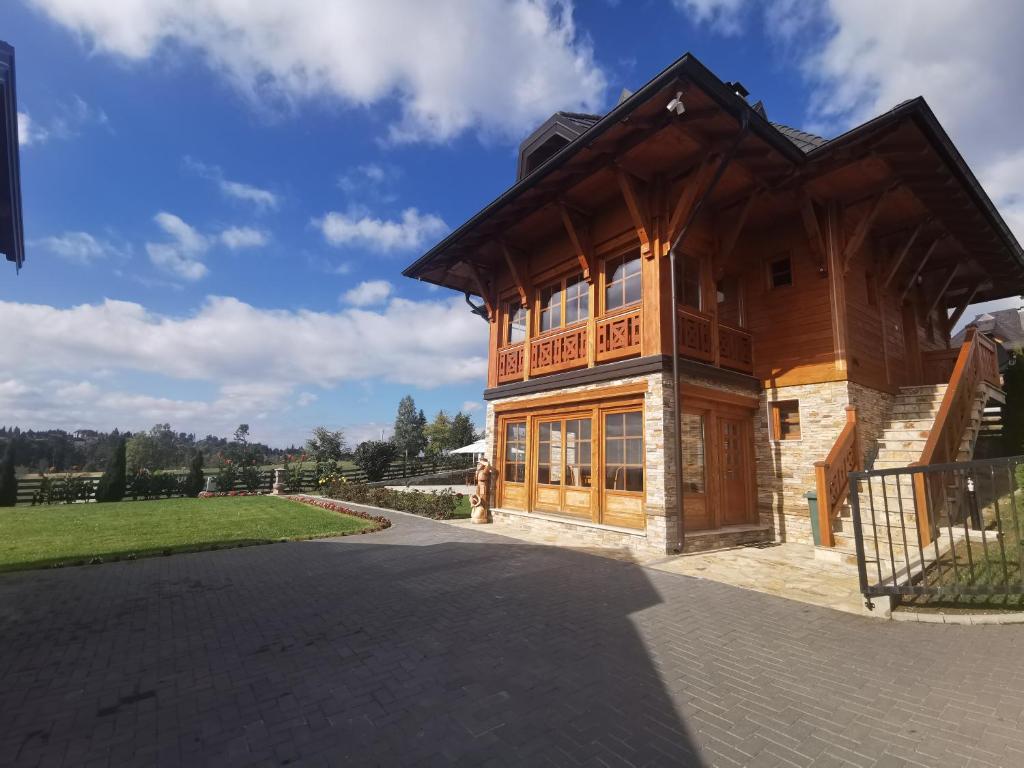 una grande casa in legno con vialetto di Vila Engelshof - Zlatibor a Zlatibor