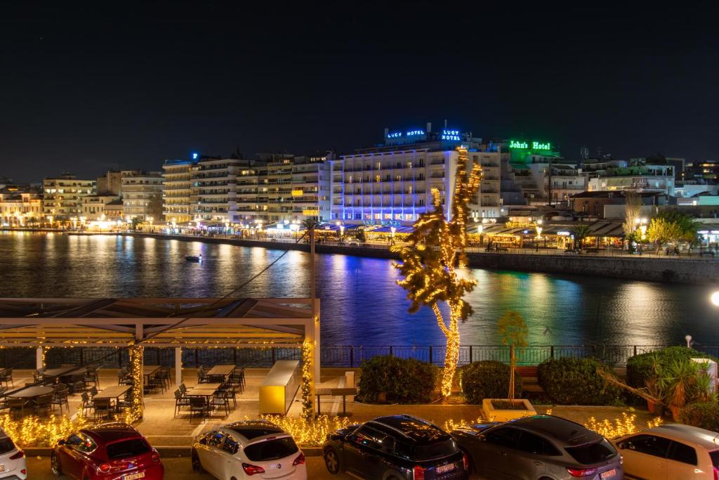 Nespecifikovaný výhled na destinaci Chalkis nebo výhled na město při pohledu z apartmánu