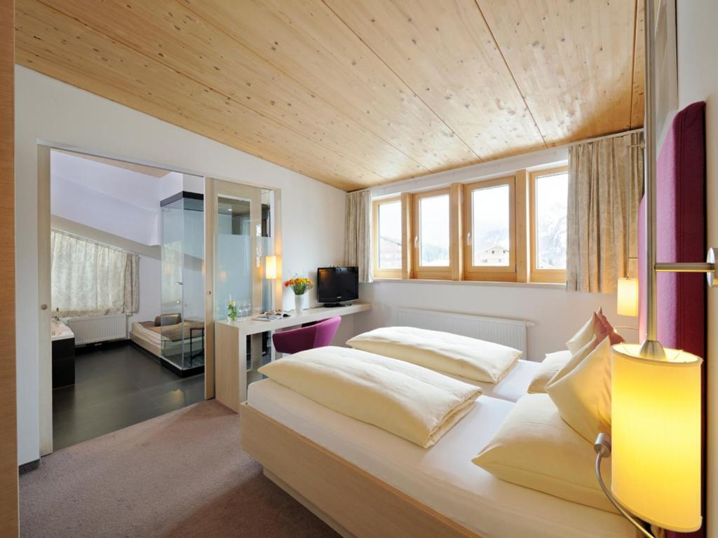 Postel nebo postele na pokoji v ubytování Cresta.Alpin.Sport.Hotel