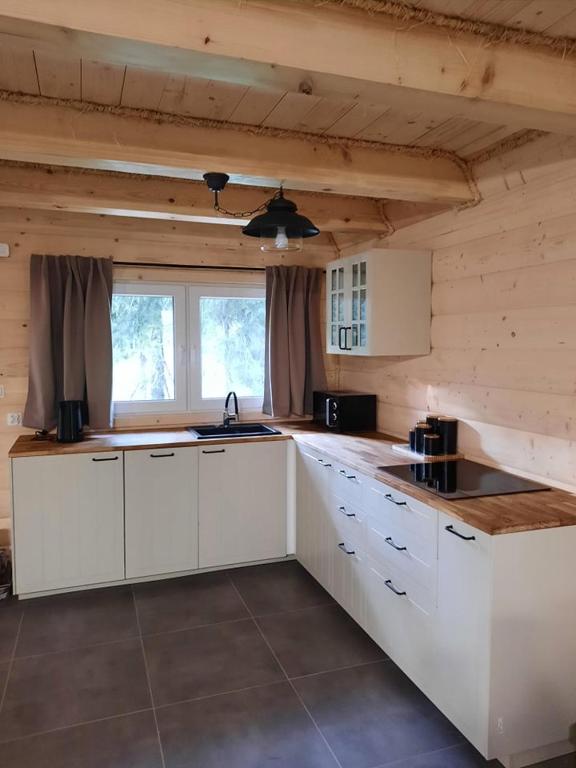 Kuchyňa alebo kuchynka v ubytovaní Domki Bieszczady - Baza uŚmiechów