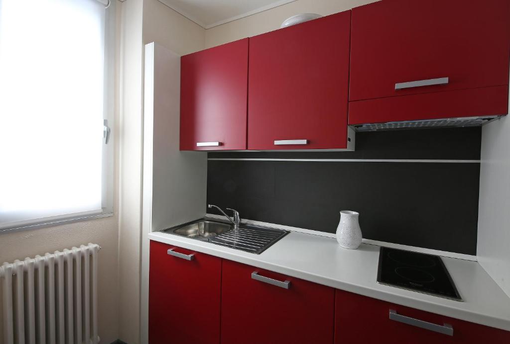 Kuchyň nebo kuchyňský kout v ubytování Happy Hotel Atelier Gardone Riviera Centro & Beach