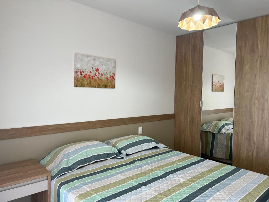 מיטה או מיטות בחדר ב-Apto novo Imperia Lounge pé-na-areia Itacimirim