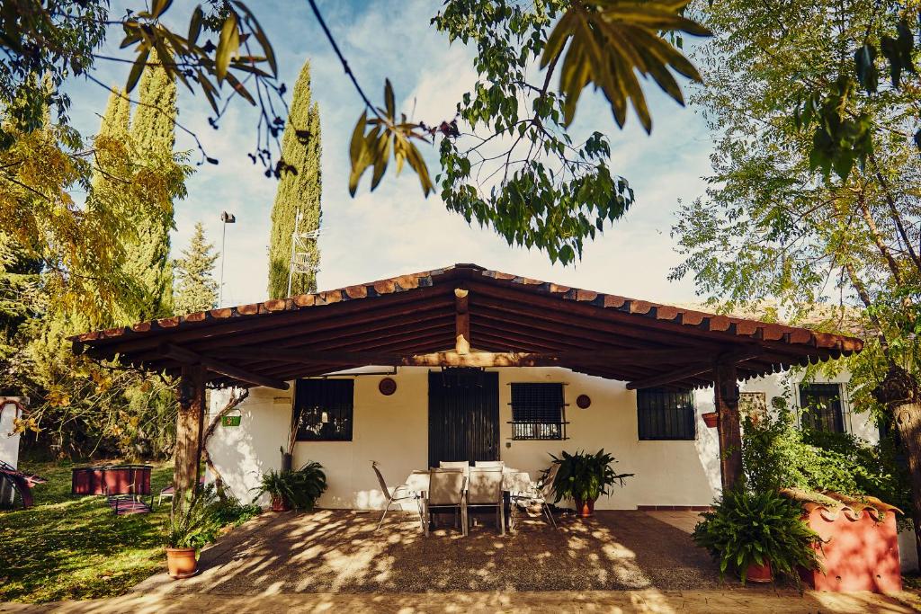 ein Haus mit einer Pergola davor in der Unterkunft Vivienda Turística La Huerta in Guadalcanal