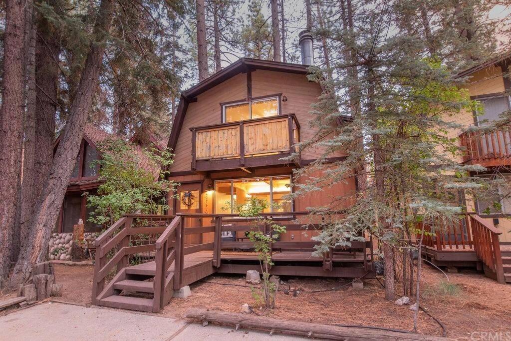 a tree house in the woods with a balcony at Summit Happy Cabin with HOT TUB! HIGH SPEED EV HOOKUP, CLOSE TO SLOPES in Big Bear Lake