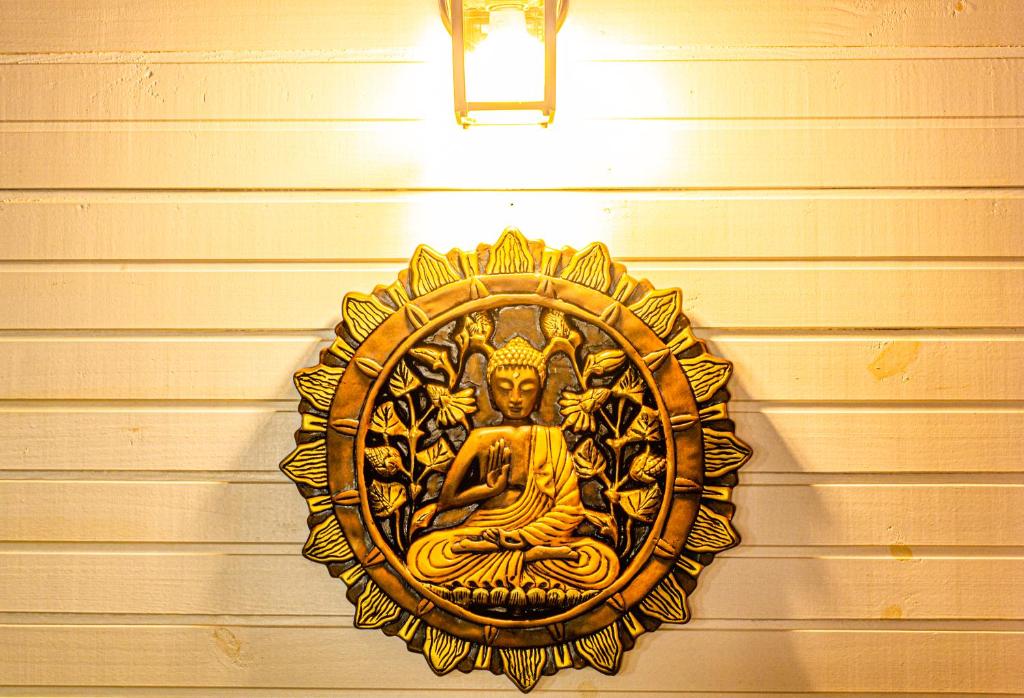 a gold plaque on the wall of a building at Pousada Casa do Oscar in Governador Celso Ramos