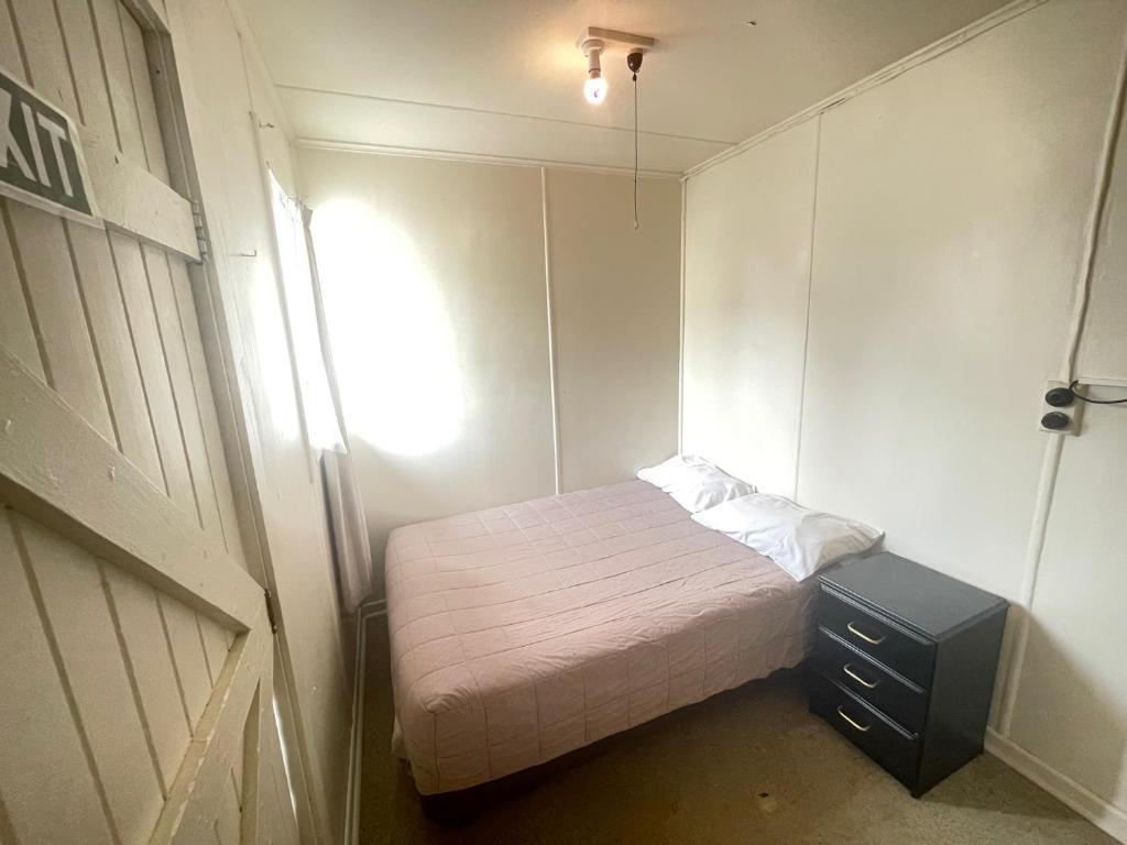 Postel nebo postele na pokoji v ubytování Camellia Court Family Motel