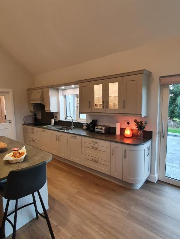 Kuchyň nebo kuchyňský kout v ubytování Claragh Cottage