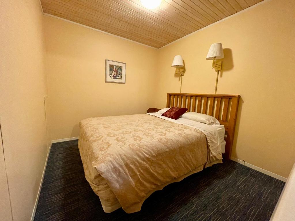 Postel nebo postele na pokoji v ubytování Valhalla Inn