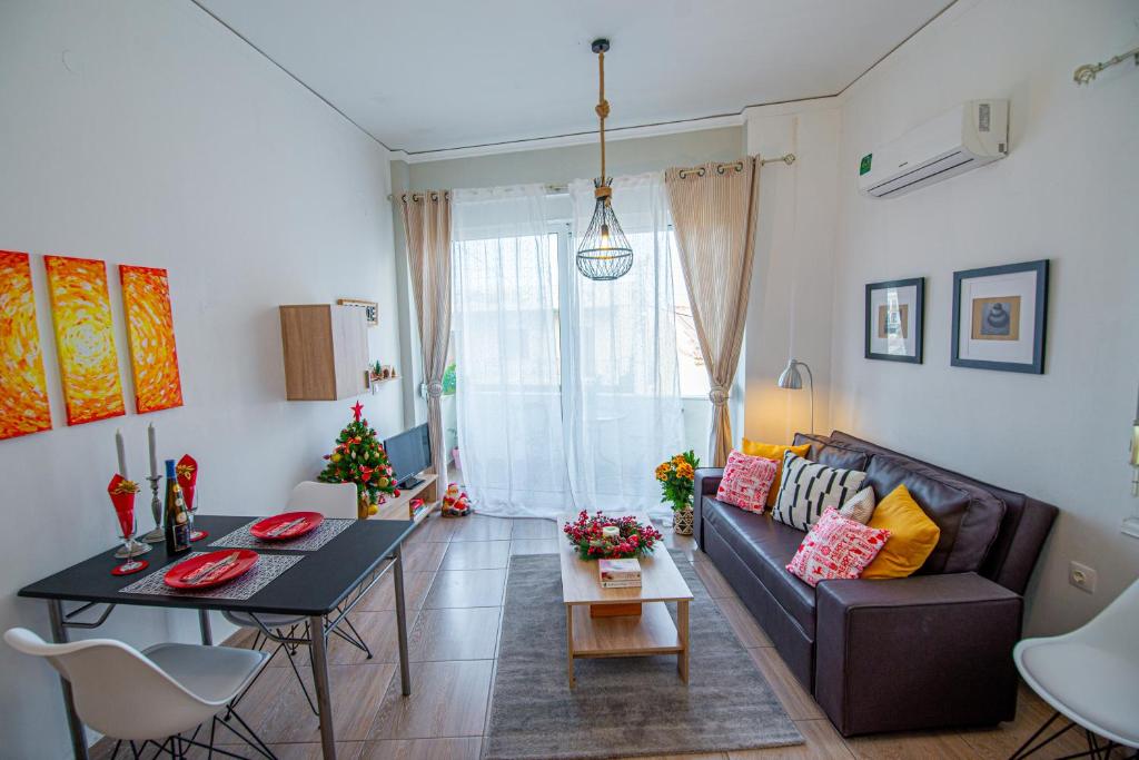sala de estar con sofá y mesa en Ariadni Sea View Apartment en Heraclión