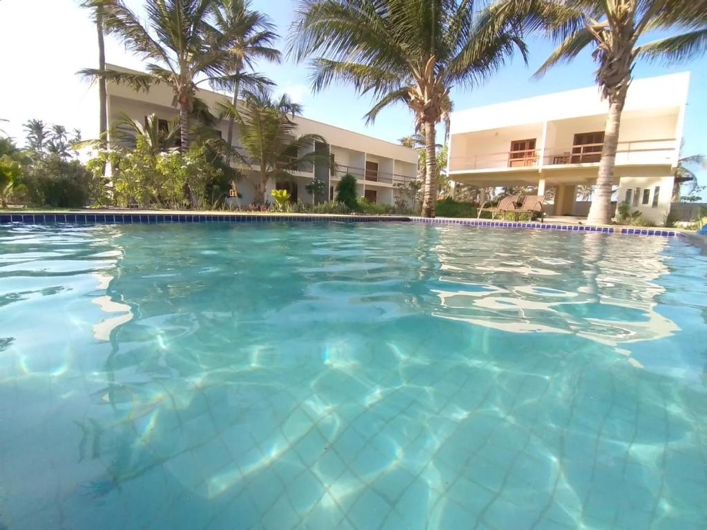 ein großer Pool vor einem Hotel in der Unterkunft Vila Saguaro in Trairi