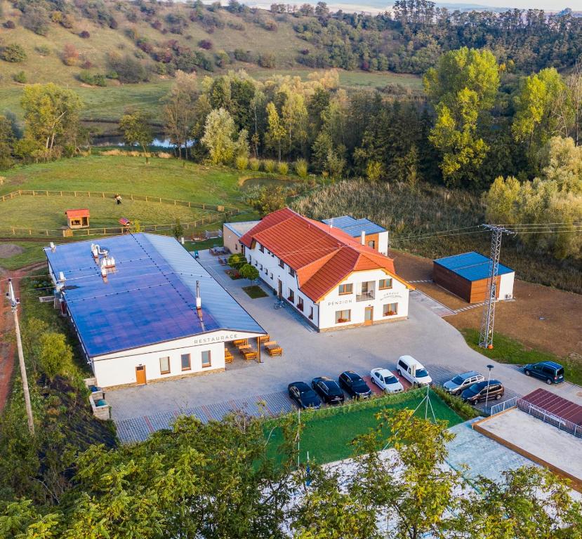 Rašovice的住宿－Na Zeleném statku，享有带太阳能屋顶房屋的空中景致