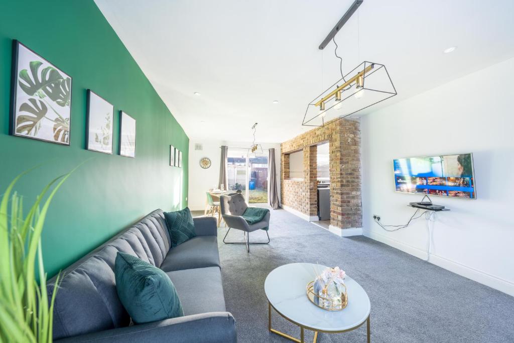 スラウにあるLuxury 3BR Home, Sleeps 5, Contractor Stay -Friendly, Near M25, Free Parkingのソファとテーブルのあるリビングルーム