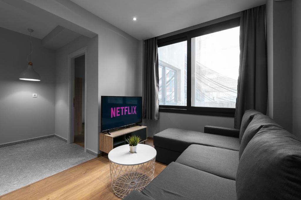 Telewizja i/lub zestaw kina domowego w obiekcie Nemea Apartments, The Luxury Suites