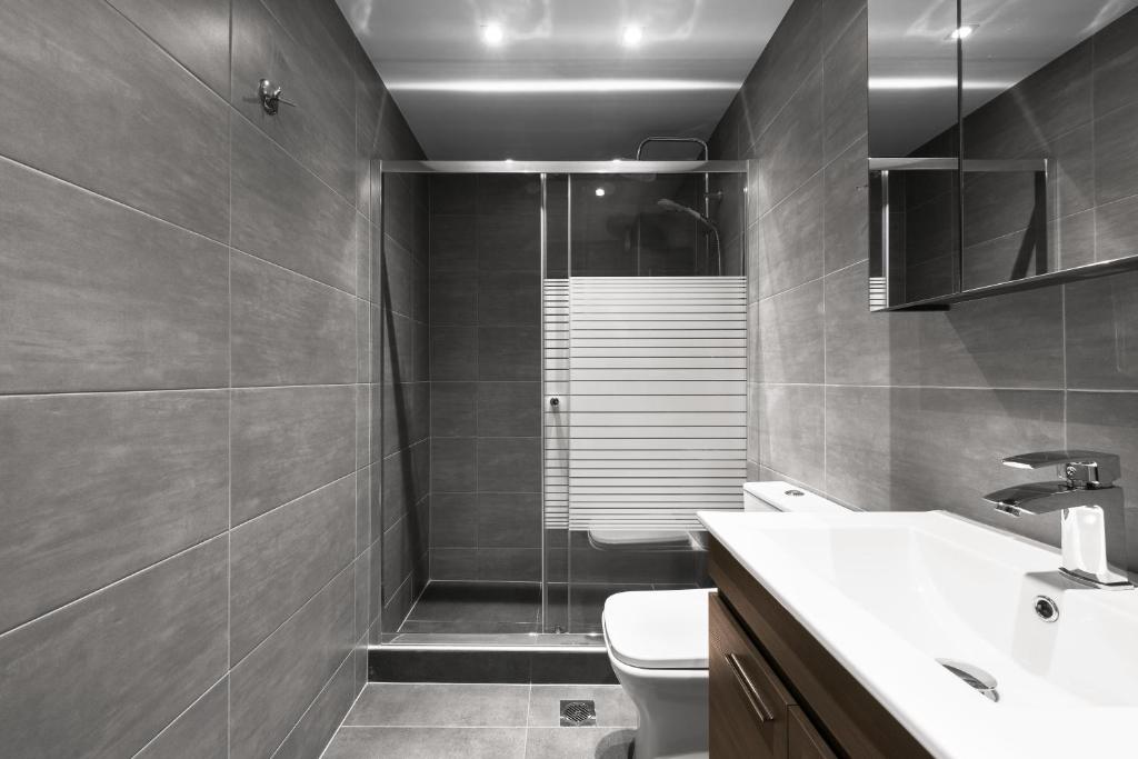 łazienka z prysznicem, toaletą i umywalką w obiekcie Nemea Apartments, The Luxury Suites w Salonikach