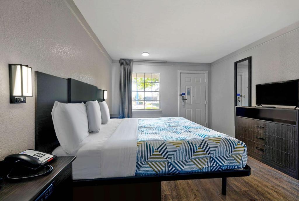 Studio 6-Denton, TX - UNT - Deluxe King Suite - Non-fumeur