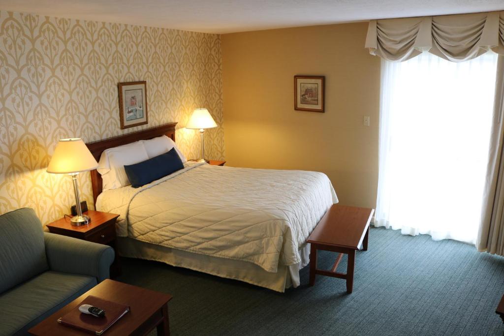 The Village Inn tesisinde bir odada yatak veya yataklar
