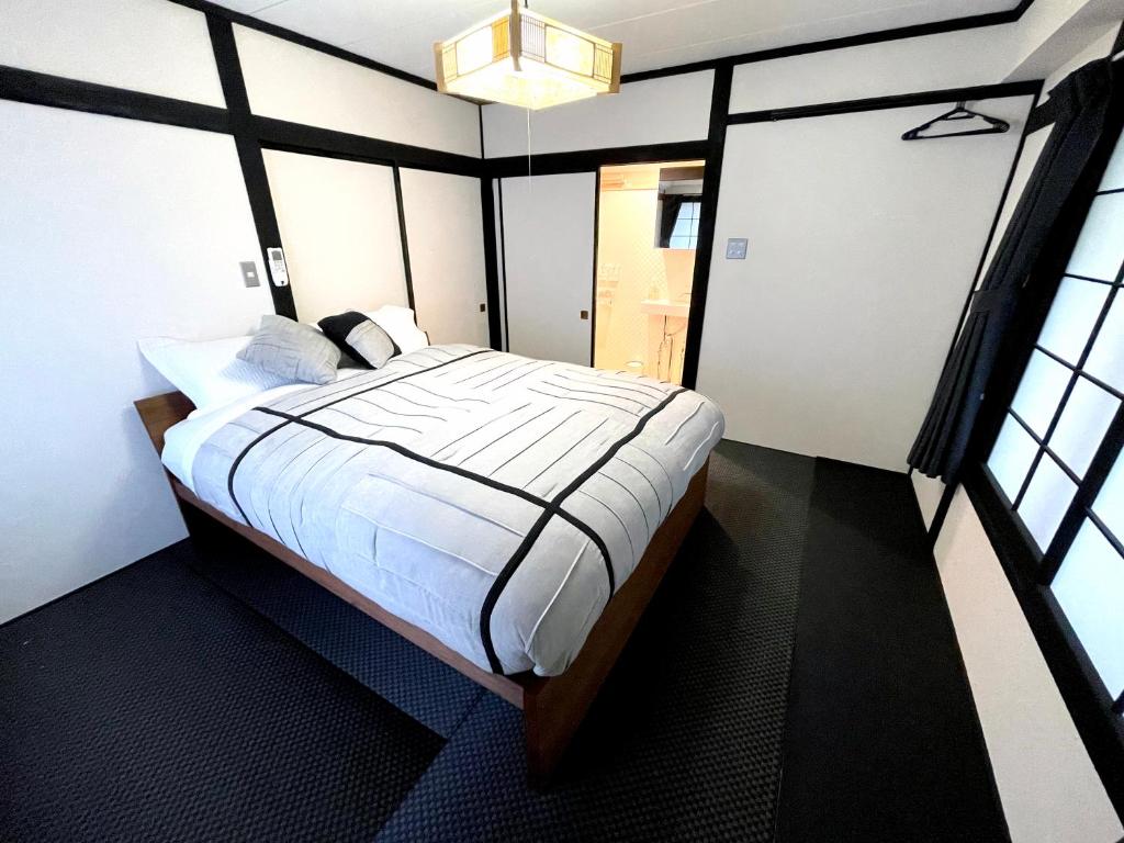 Postel nebo postele na pokoji v ubytování Nozawa Onsen BASECAMP