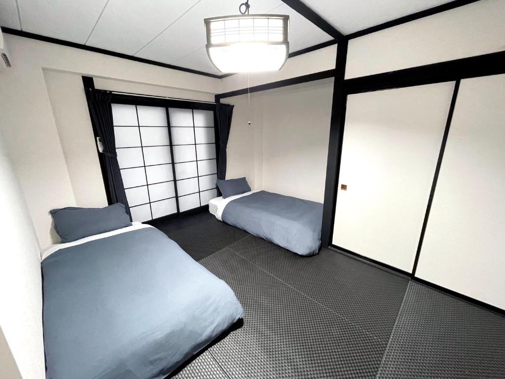 Postel nebo postele na pokoji v ubytování Nozawa Onsen BASECAMP