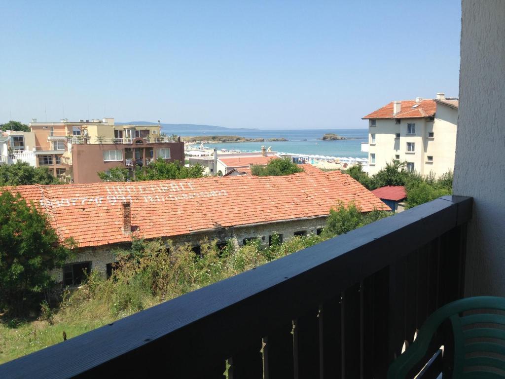 een balkon met uitzicht op de gebouwen en de oceaan bij Hotel Laguna in Lozenets