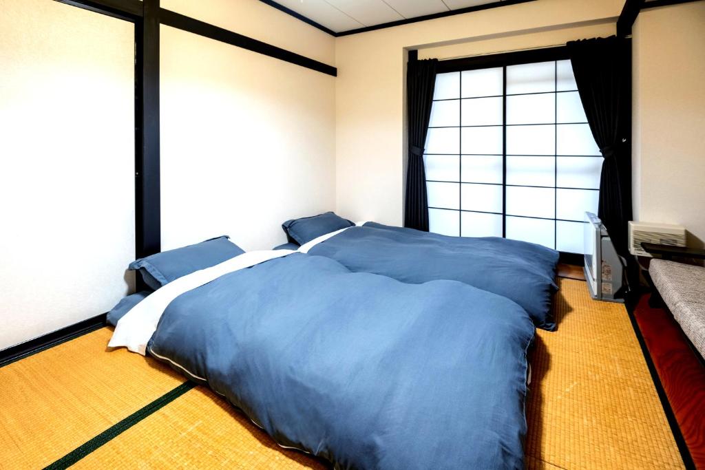 Postel nebo postele na pokoji v ubytování Nozawa Onsen BASECAMP