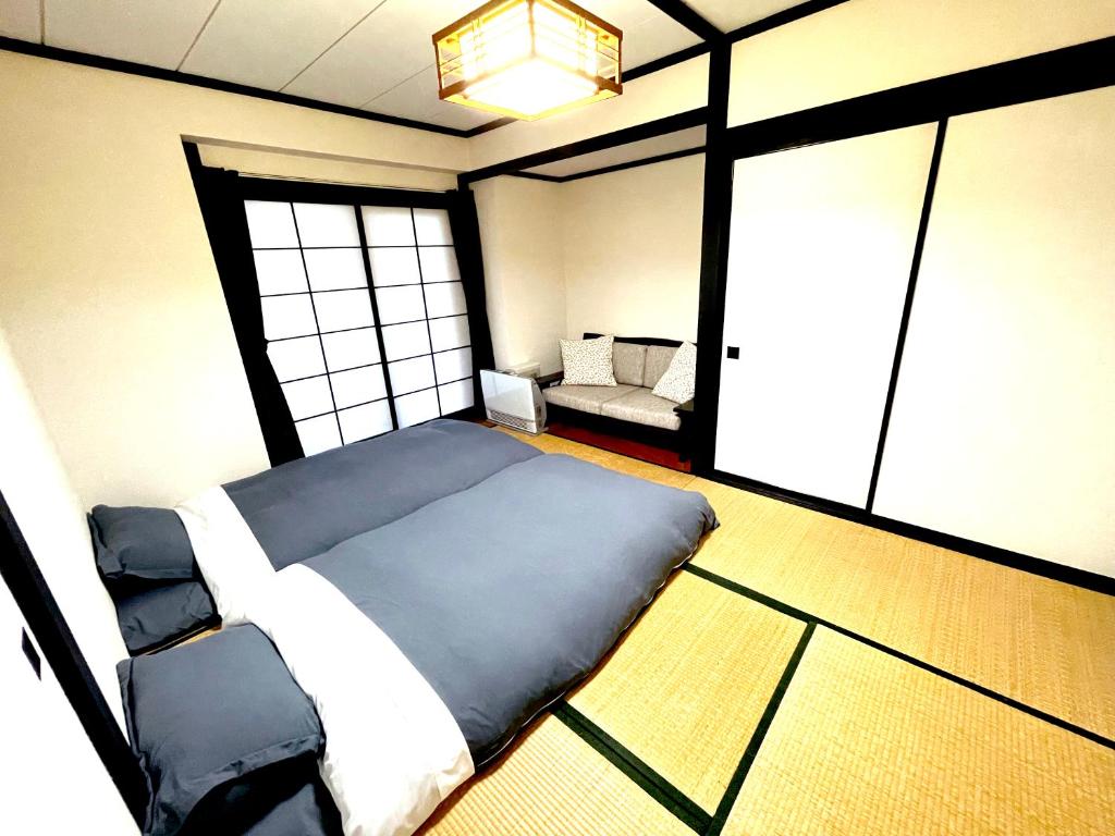 Postel nebo postele na pokoji v ubytování Nozawa Onsen BASECAMP