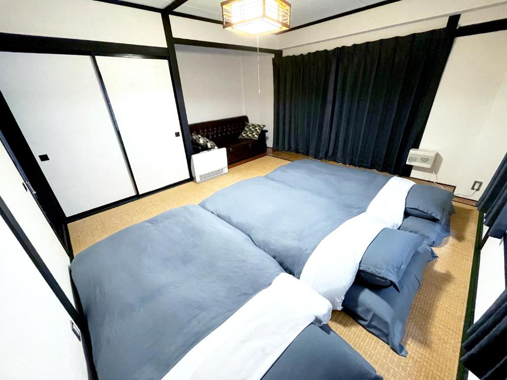 Postel nebo postele na pokoji v ubytování Nozawa Onsen BASECAMP