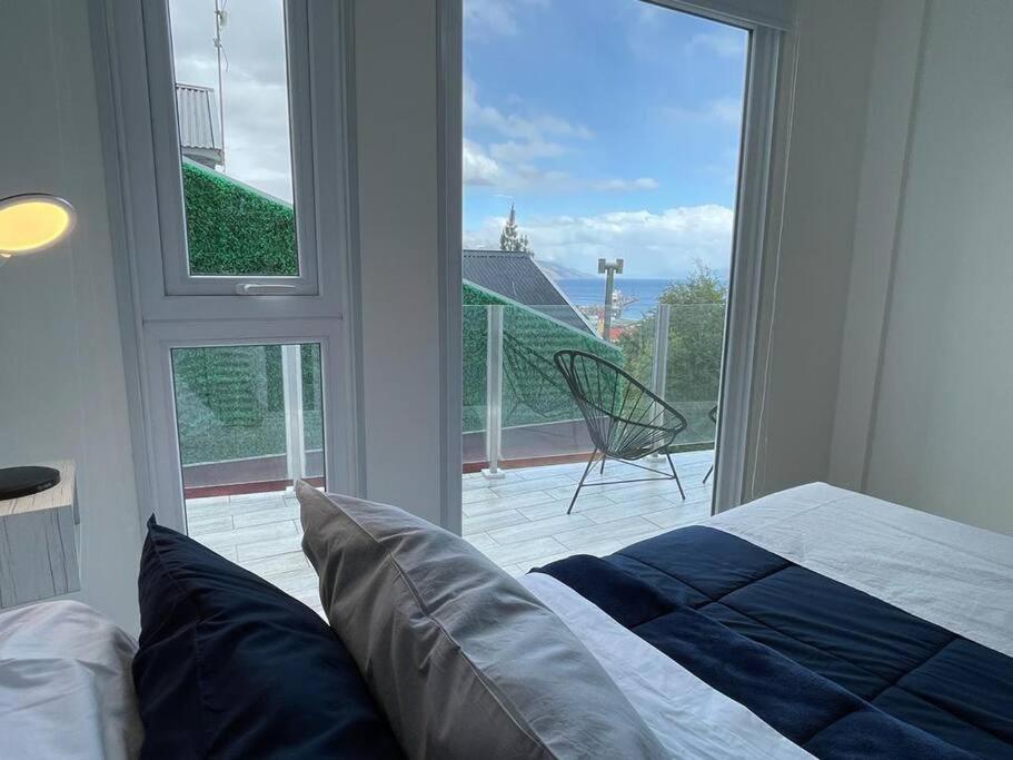 una camera con un letto e una grande finestra di Brisas del Olivia a Ushuaia