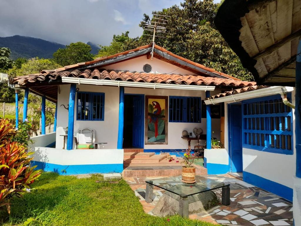 una casa blu e bianca con un tavolo di fronte di Casa Horizontes a San Carlos