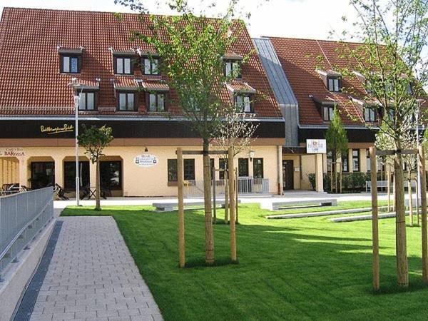 um grupo de árvores em frente a um edifício em Hotel Hembacher Hof em Rednitzhembach