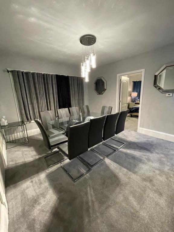 a living room with chairs and a dining room at fearlessRose Vacation Rental in Springfield
