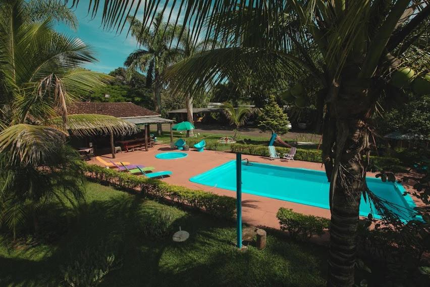 uma imagem de uma piscina num resort em Pousada Chácara Rama em Botucatu