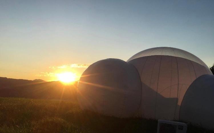 Päikesetõus või päikeseloojang of the luxury tent juurest või lähedalt vaadatuna