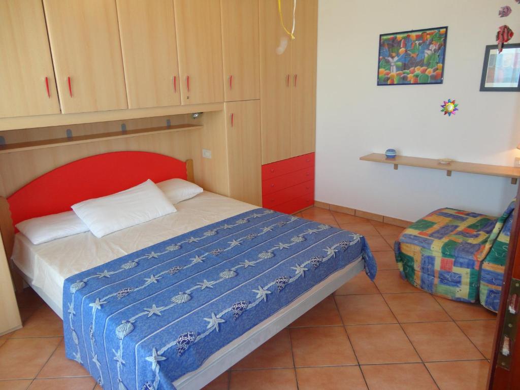sypialnia z łóżkiem z czerwoną głowicą w obiekcie Your relaxing seaside getaway w mieście Porto Santa Margherita di Caorle