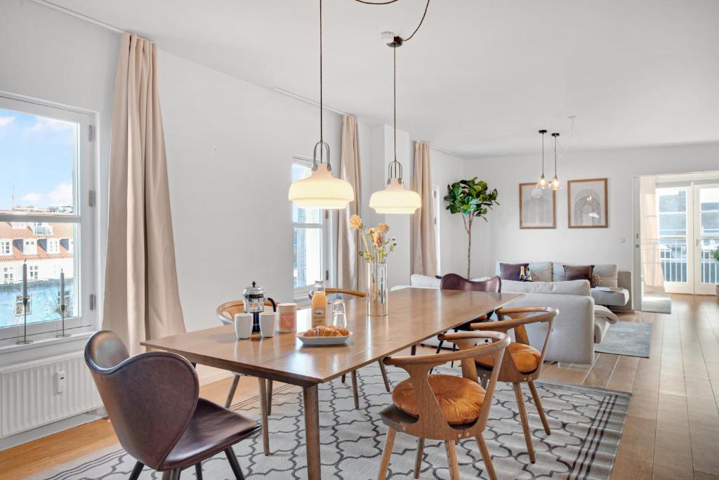 comedor y sala de estar con mesa y sillas en Sanders Haven - Lovely Two-Bedroom Apartment In Historical Copenhagen, en Copenhague