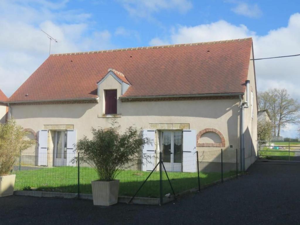 Casa blanca con techo rojo en Gîte Vieilles-Maisons-sur-Joudry, 7 pièces, 7 personnes - FR-1-590-88, en Vieilles-Maisons-sur-Joudry