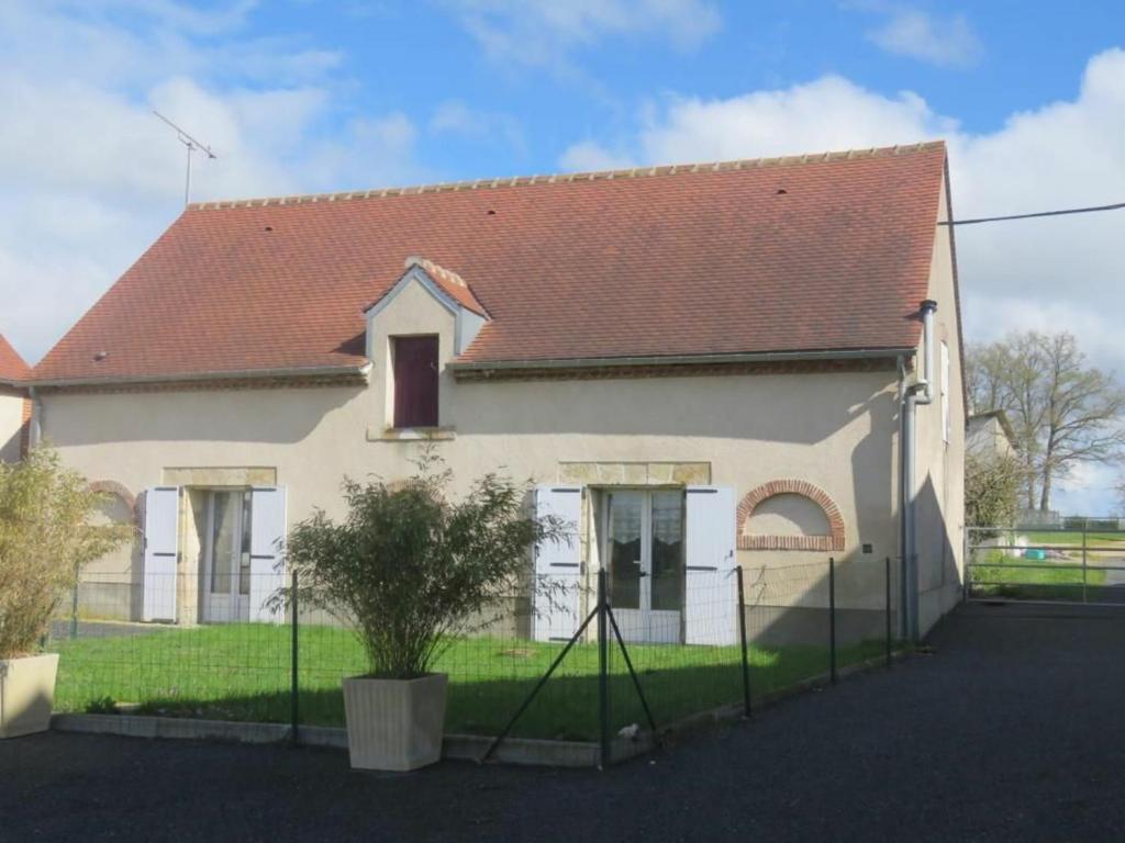 una casa bianca con il tetto rosso di Gîte familial à la ferme avec jardin clos, proche Forêt d'Orléans et étangs, lits faits, jeux enfants - FR-1-590-88 a Vieilles-Maisons-sur-Joudry