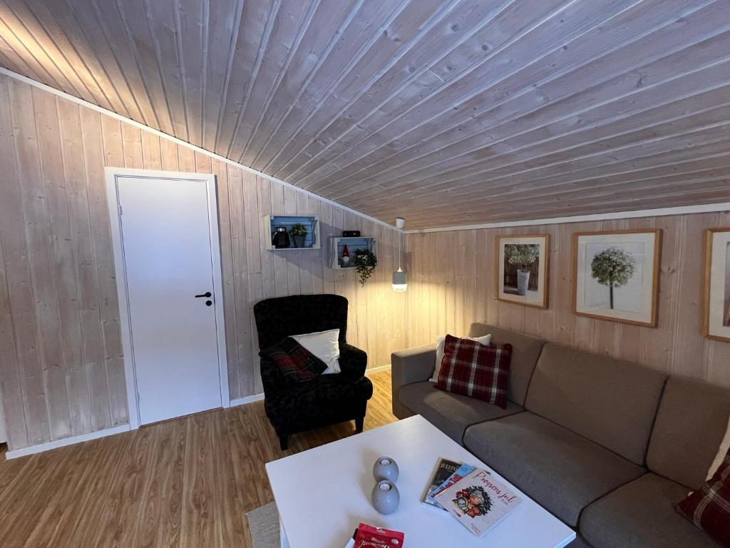 Posezení v ubytování Vennebo - Koselig liten hytte med alle fasiliteter