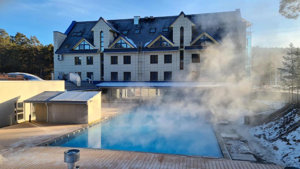 Крутики бассейн. Крутики тургояк бассейн. Тургояк открытый бассейн крутики. Крутики бассейн. Отель крутики миасс.