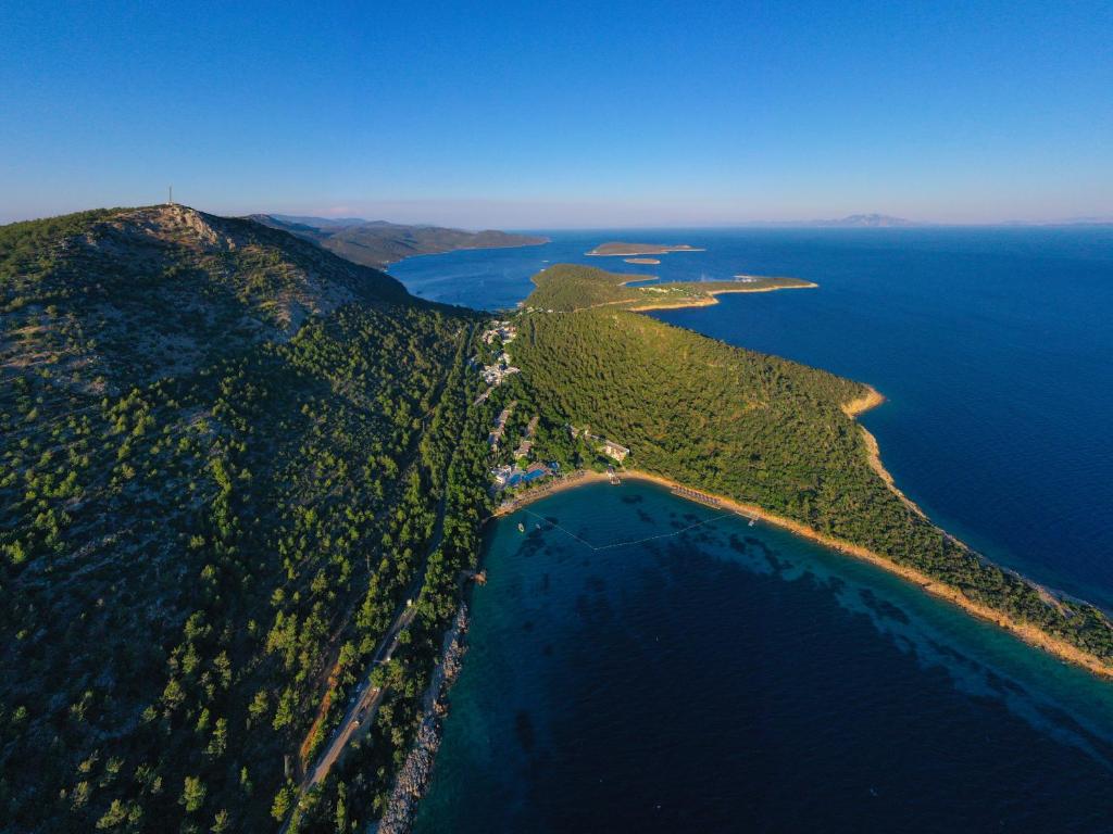 uma vista aérea de uma ilha no oceano em Hapimag Sea Garden Resort em Yaliciftlik