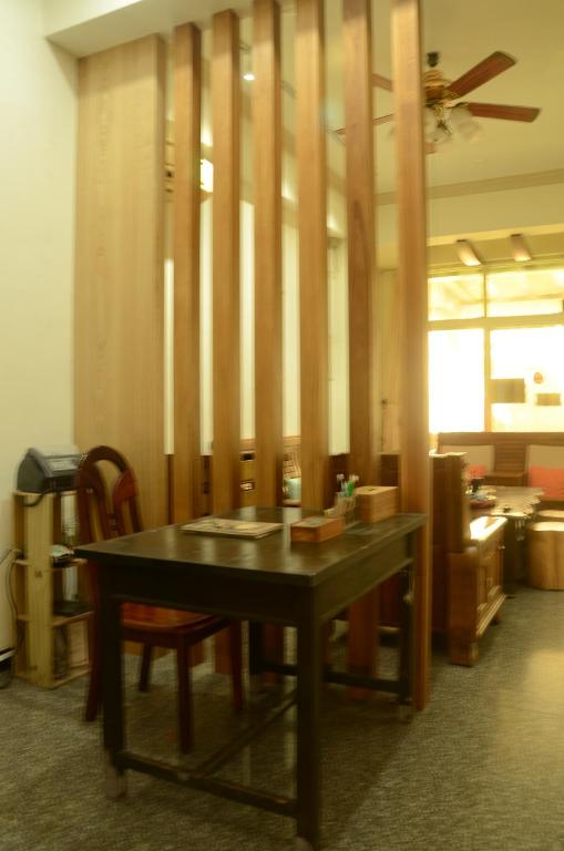 花蓮市的住宿－東之戀民宿，木墙和桌子的房间的一张桌子