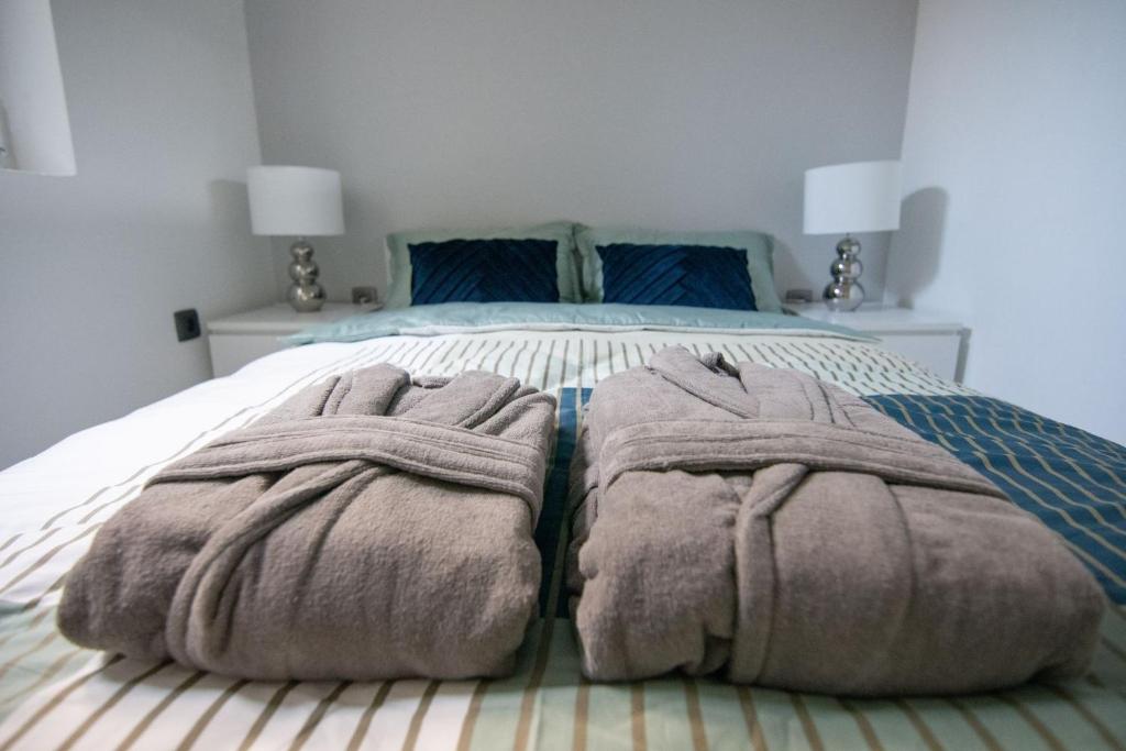 - une chambre avec un lit et des serviettes dans l'établissement Flexible SelfCheckIns 27 - Bedroom - NEW, à Zagreb