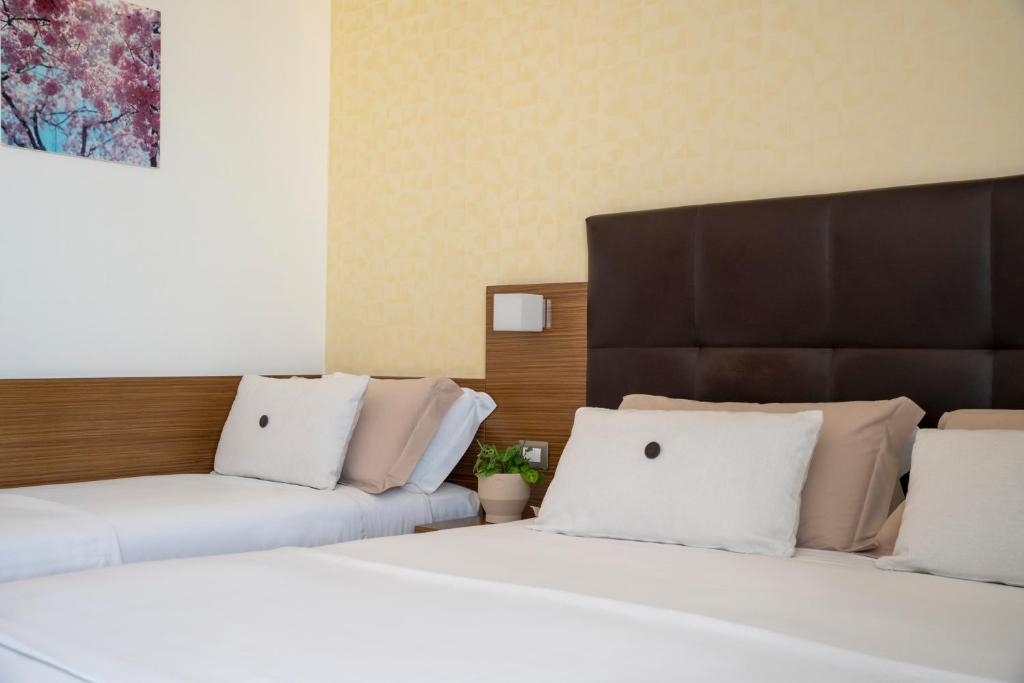 Postel nebo postele na pokoji v ubytování Aqua Hotel