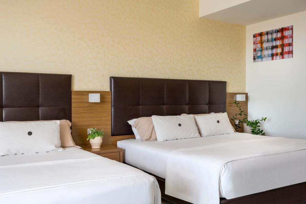 Postel nebo postele na pokoji v ubytování Aqua Hotel