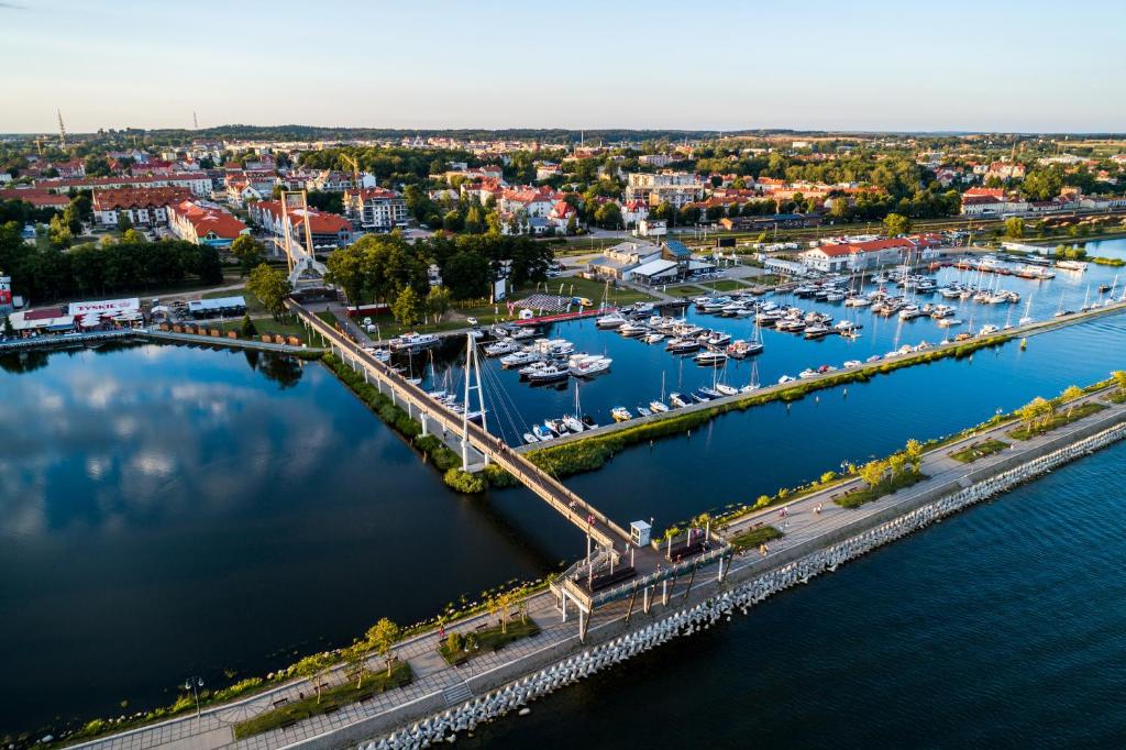 una vista aérea de un puerto deportivo con barcos en Hotel Zamek, en Giżycko