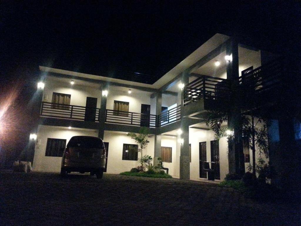 DOLYN SUITES