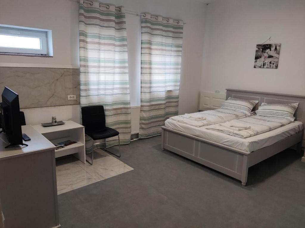 - une chambre avec un lit, un bureau et un ordinateur dans l'établissement Cazare SPORT CONFORT, à Hunedoara