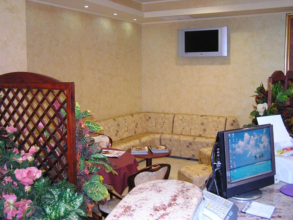 TV a/nebo společenská místnost v ubytování Hotel Mistral