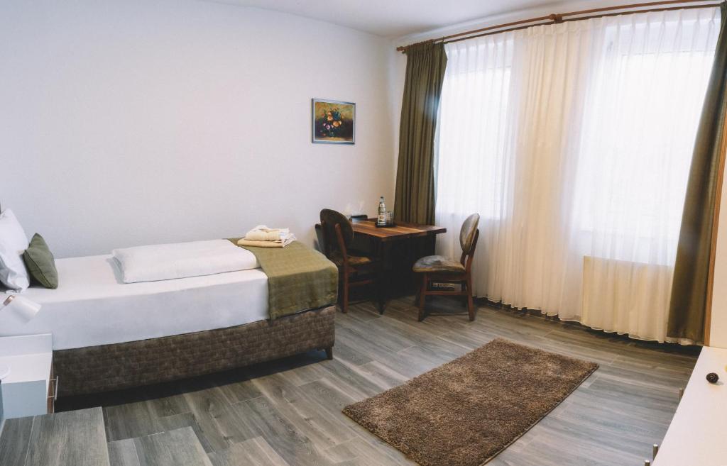 E&B Hotel - Single Room With Private Bathroom