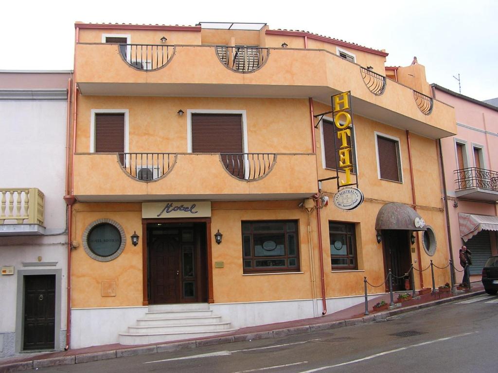 un edificio sul lato di una strada di Hotel Mistral a Portoscuso